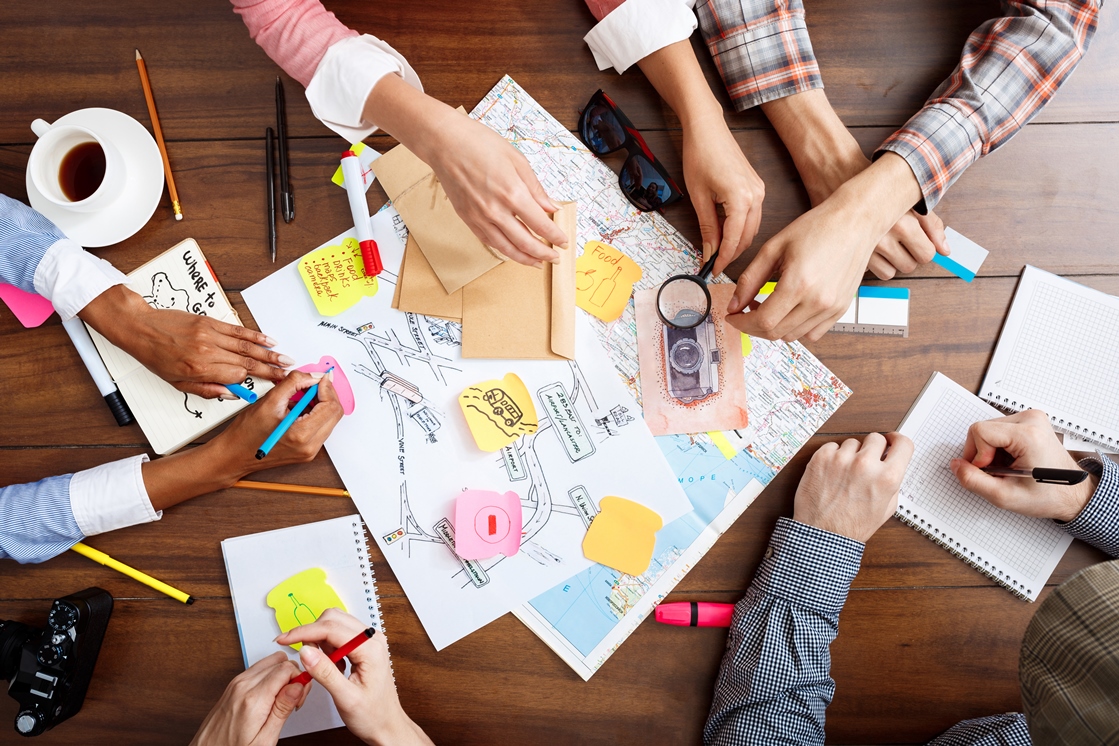 Exploración del ingenio y la creatividad en equipos de trabajo